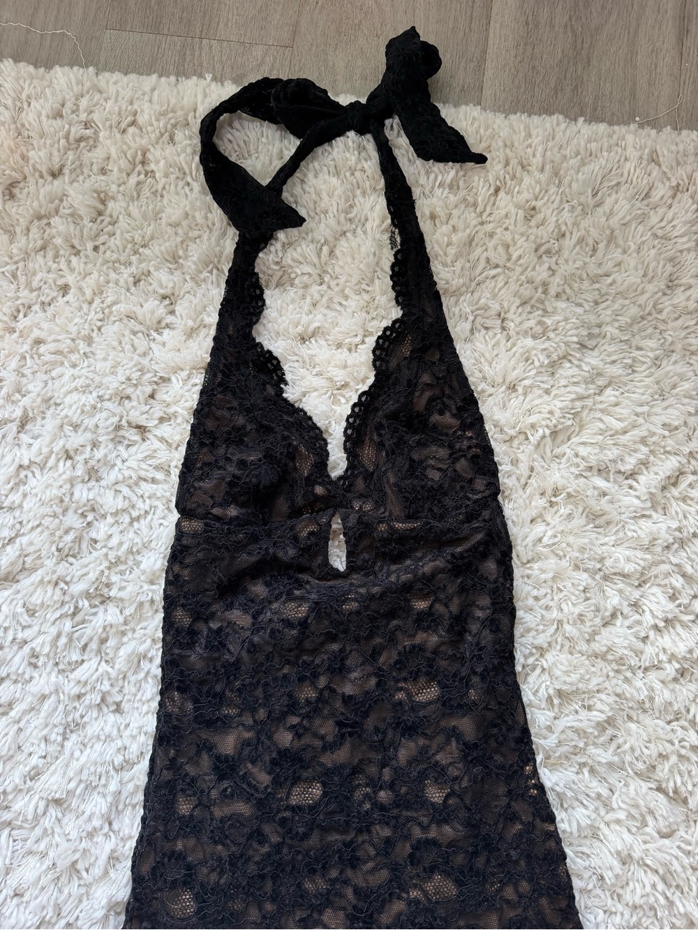Edikted Alizah scalloped lace halter mini dress - Picture 3 of 5